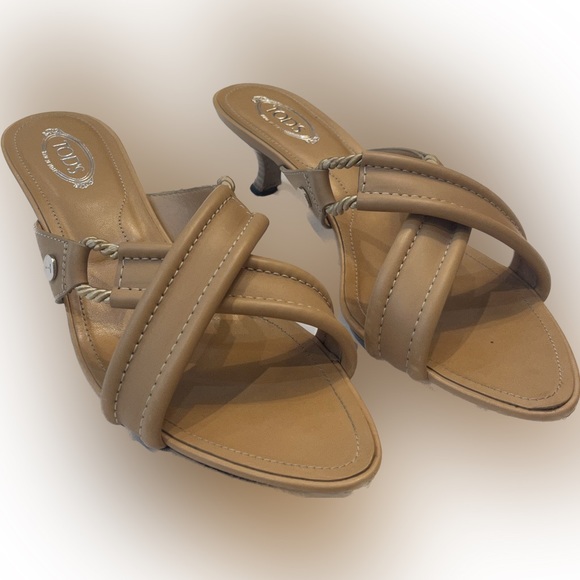 Tod’s Beige Leather Kitten Heels - Picture 1 of 2
